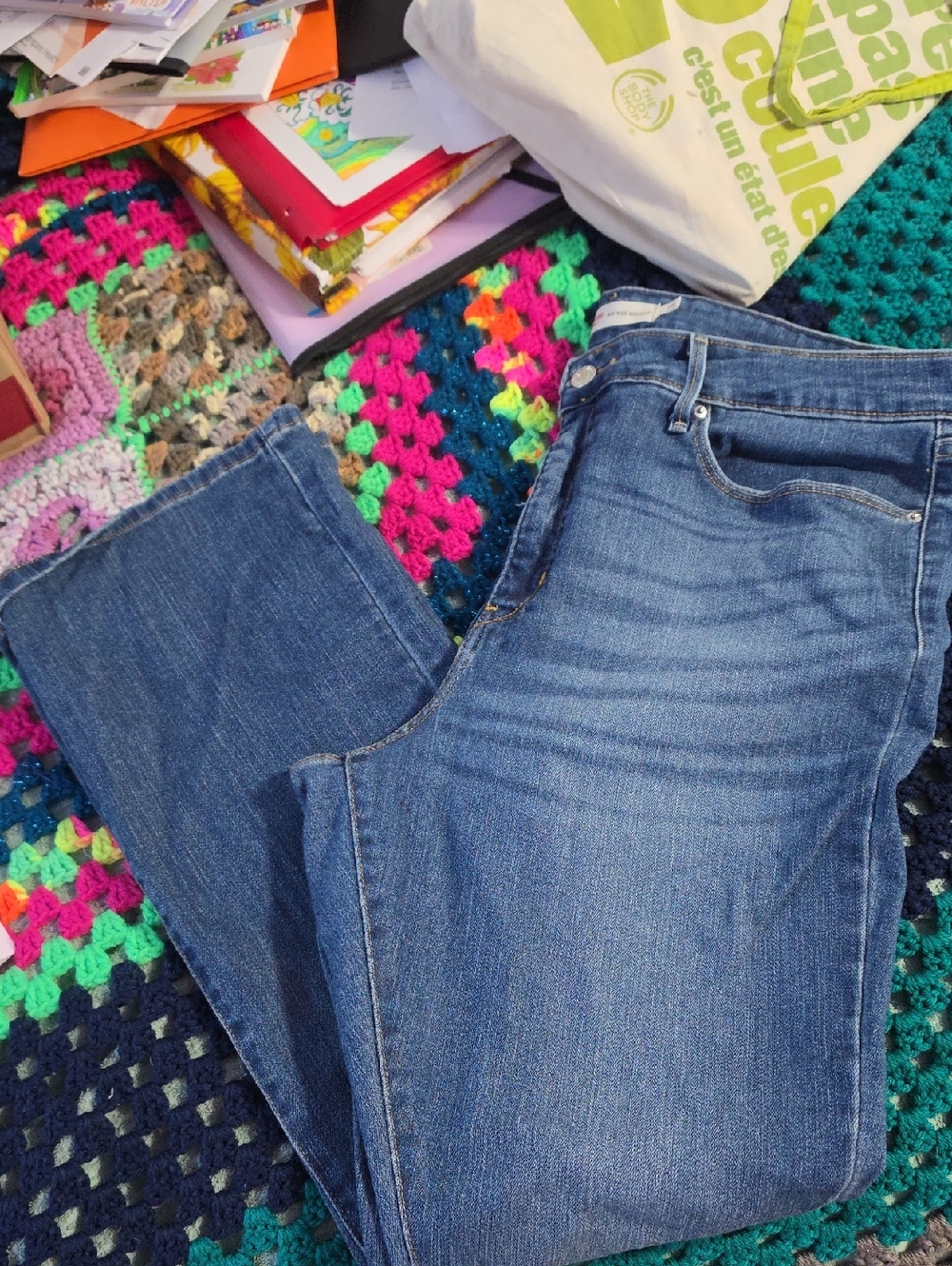 Levi's Signature Mid Rise Bootcut Jeans in Blue